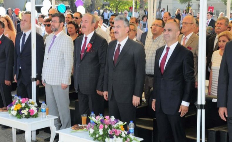 İzmir'de yeni eğitim öğretim yılı törenle açıldı