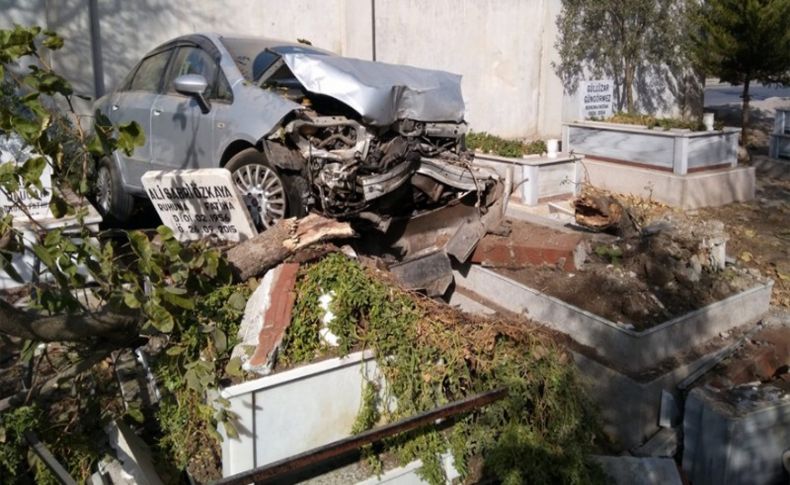 İzmir'de yoldan çıkan otomobil mezarlığa girdi