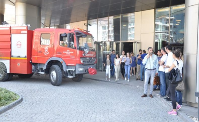 İzmir'deki gökdelende yangın paniği