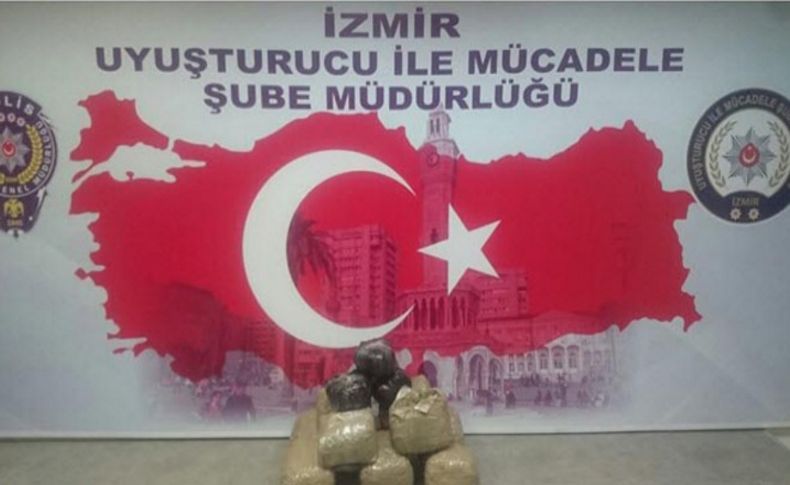 İzmir'e esrar sokmak isteyen 2 kişi yakalandı