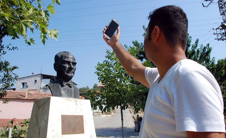 İzmir'in o mahallesinde herkes Atatürk büstüne akın ediyor