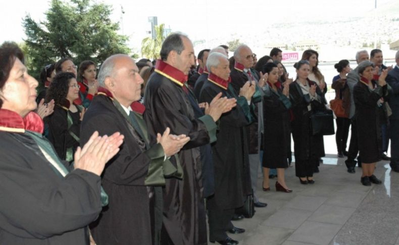 İzmir barosu üyeleri, avukatlar gününü kutladı