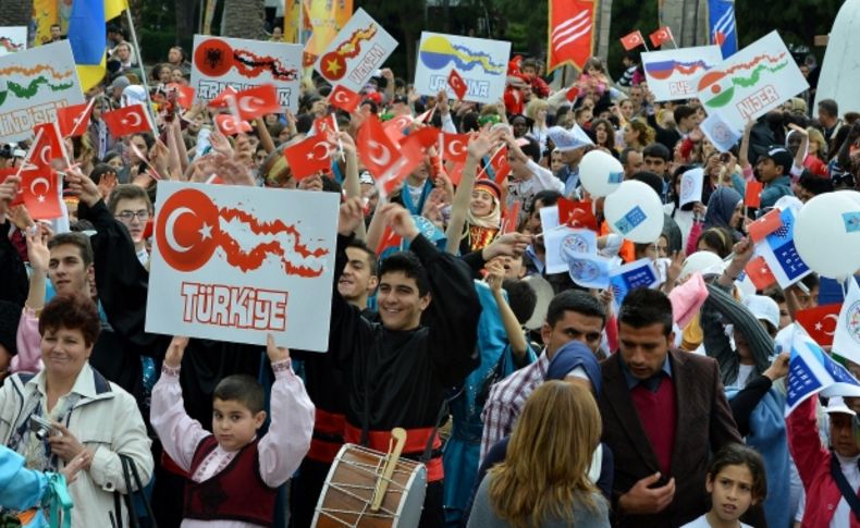 İzmir'de 45 ülkenin çocuklarından şenlik yürüyüşü