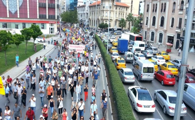 İzmir’de iş bırakan sendikalar Konak Meydanı’na yürüdü