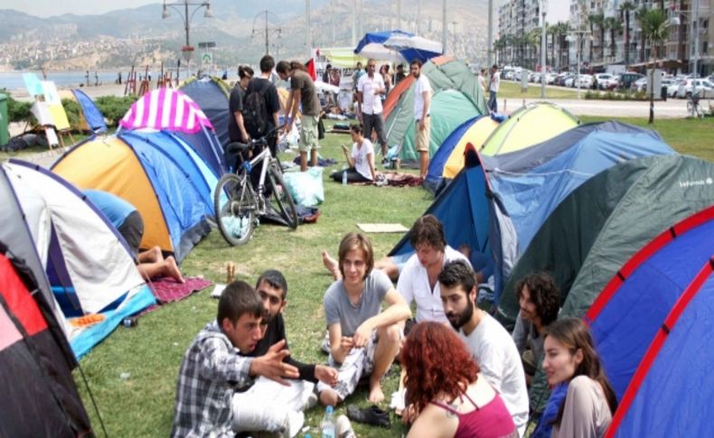 İzmir'de tansiyon düştü, eylemciler kurdukları çadırda kalıyor