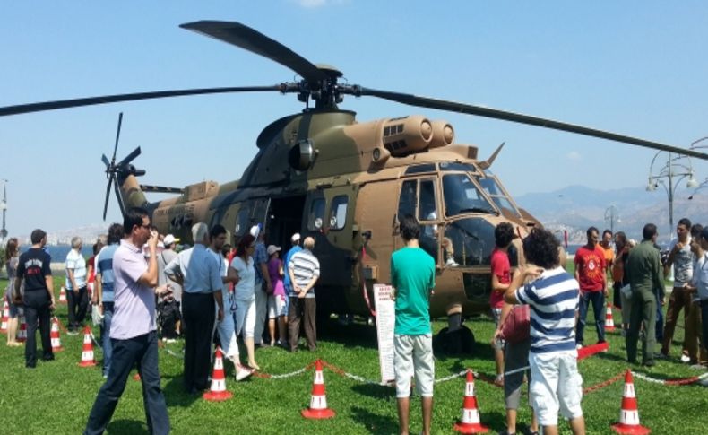 İzmir'de TSK tanıtım standına büyük ilgi gösterildi