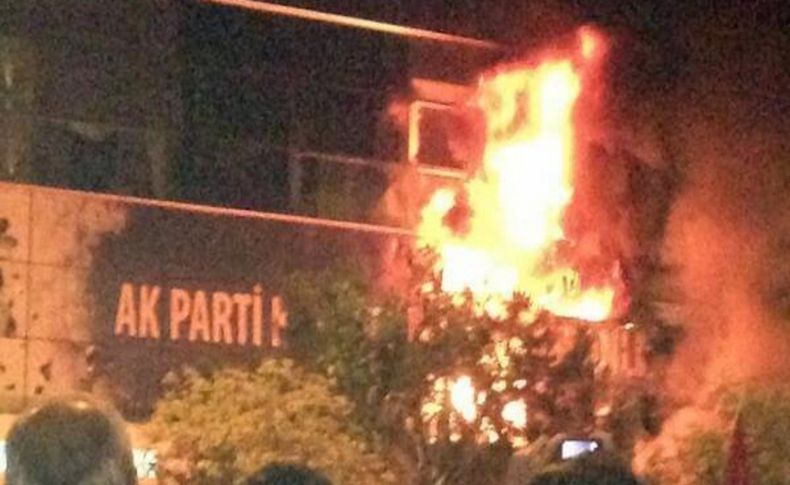 İzmir’deki olaylar: AK Parti ilçe binası ateşe verildi