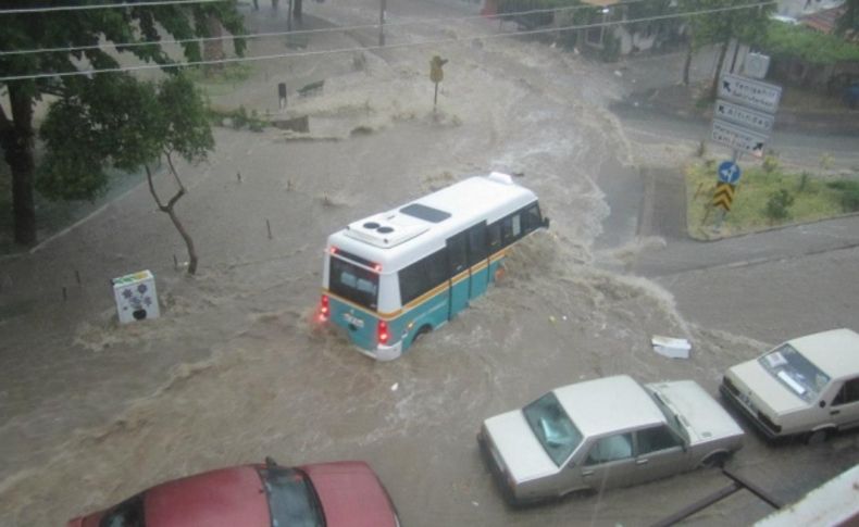 İzmir’deki selde tsunamayi hatırlatan dehşet anları kameralara yansıdı