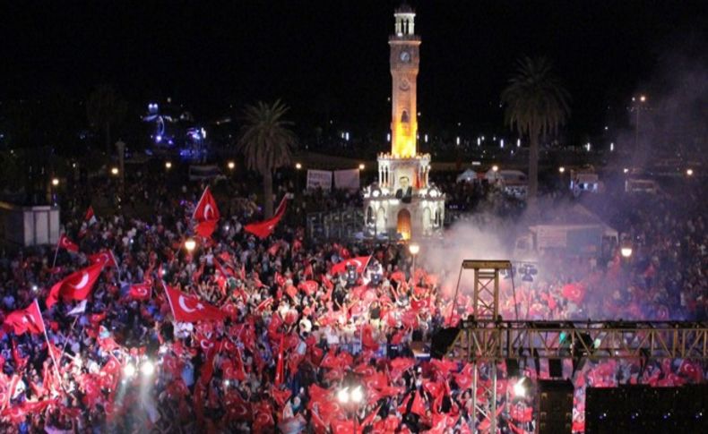 İzmirliler 26 gündür demokrasi nöbetinde