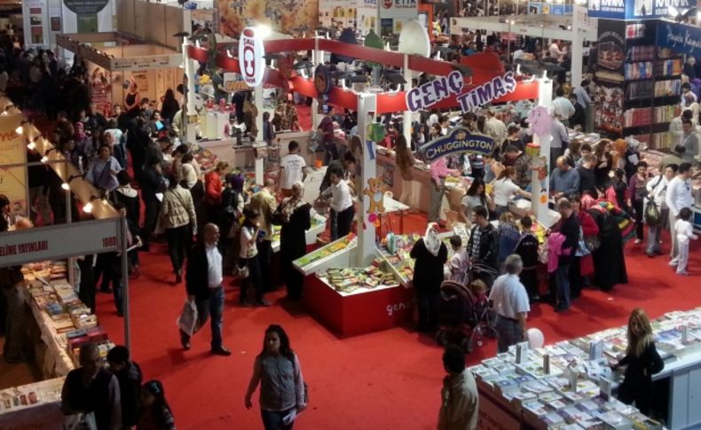 İzmirliler hafta sonunda Kitap Fuarı’na akın etti