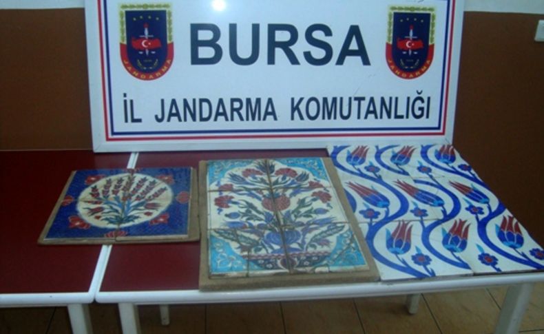 Jandarma 16 tarihi çini ele geçirdi