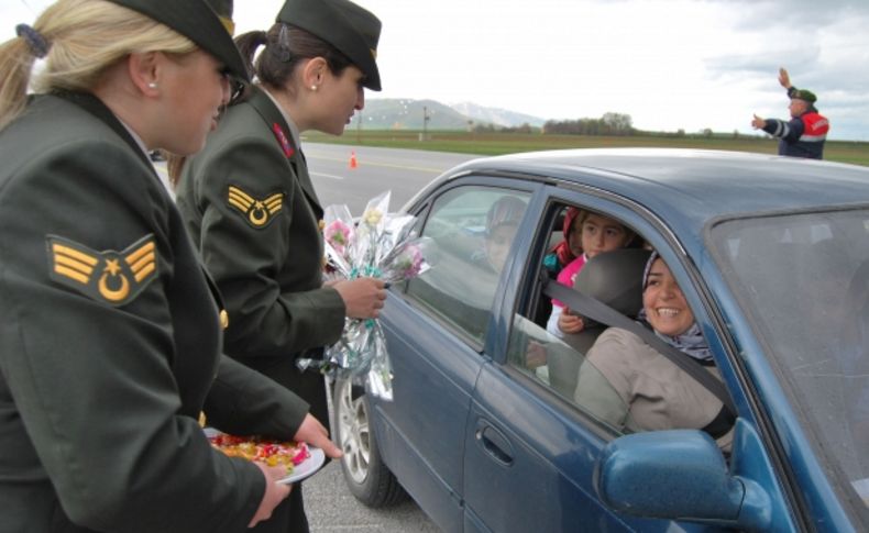 Jandarmadan trafikteki annelere 'Anneler Günü” sürprizi