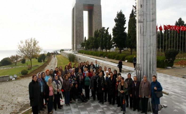 Kadınlar şehitlerin huzurunda