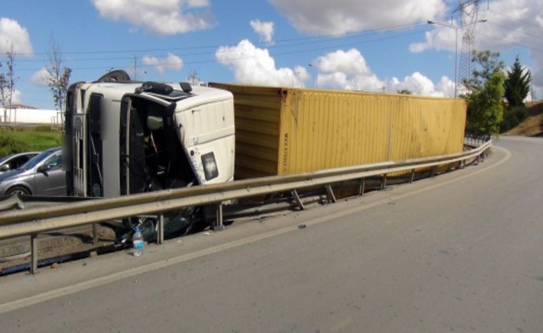 Kağıt rulo TIR'ı devirdi