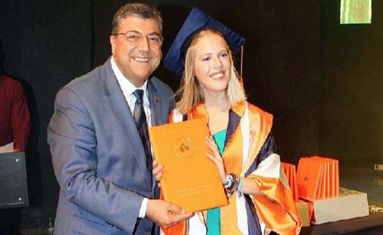 Sındır, kızına diploma verdi