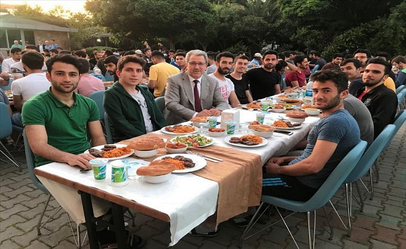 Kampüste iftar yemeği