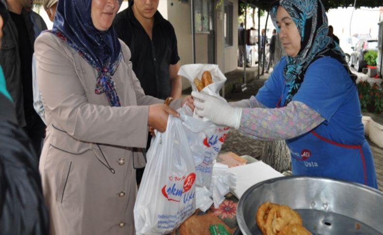 Kamuda başörtüsü yasağının kaldırılmasını lokma dökerek kutladılar