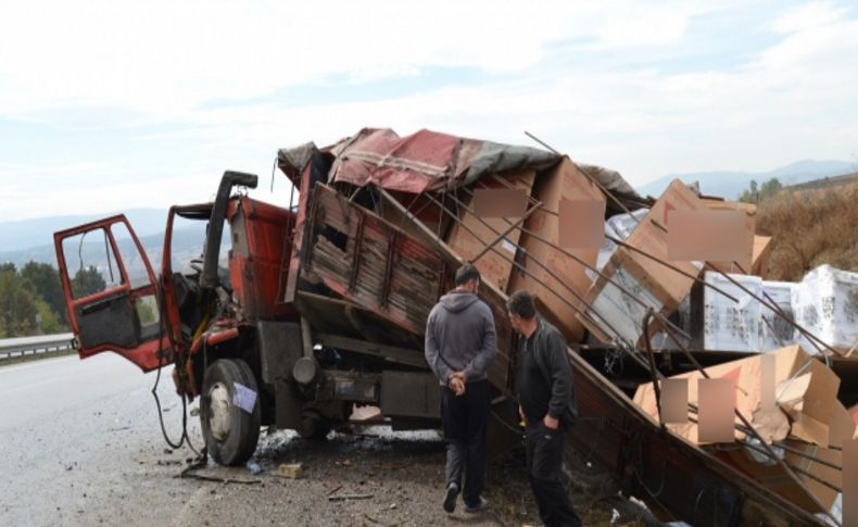 Kamyon şarampole uçtu, beyaz eşyalar etrafa savruldu