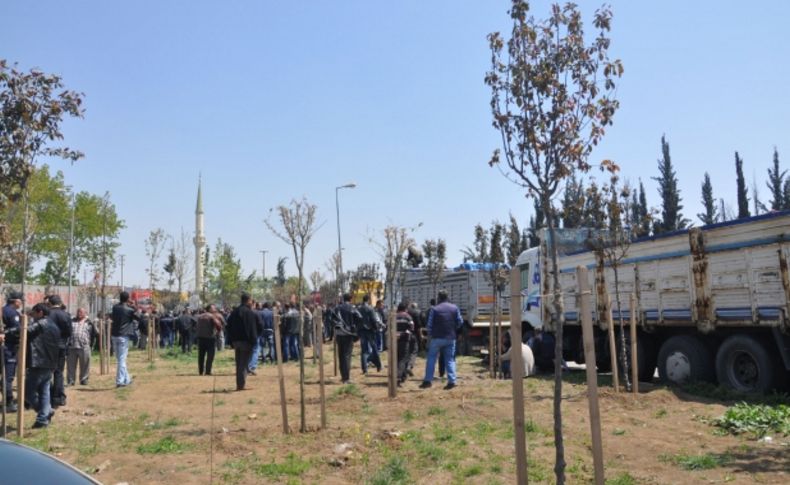 Kamyoncular yol kapatıp eylem yaptı