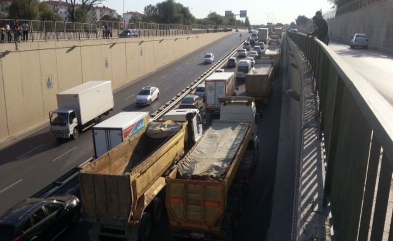 Kamyoncuların 'hafriyat' eylemi trafiği felç etti