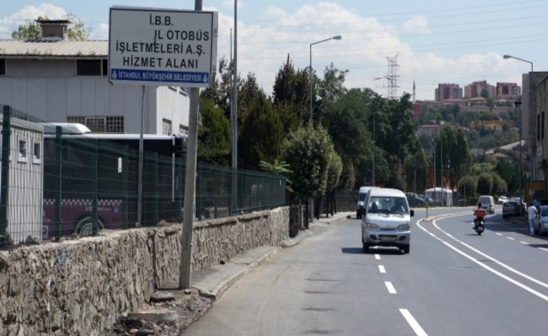 Kamyonun altına giren otomobildeki 4 kişi öldü