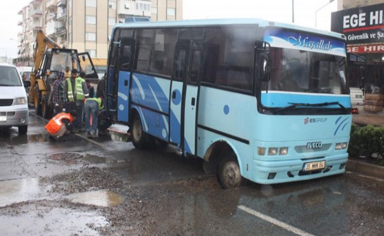 Servis midibisü geçerken yol göçtü