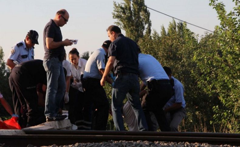 Yolcu treni motosiklete çarptı