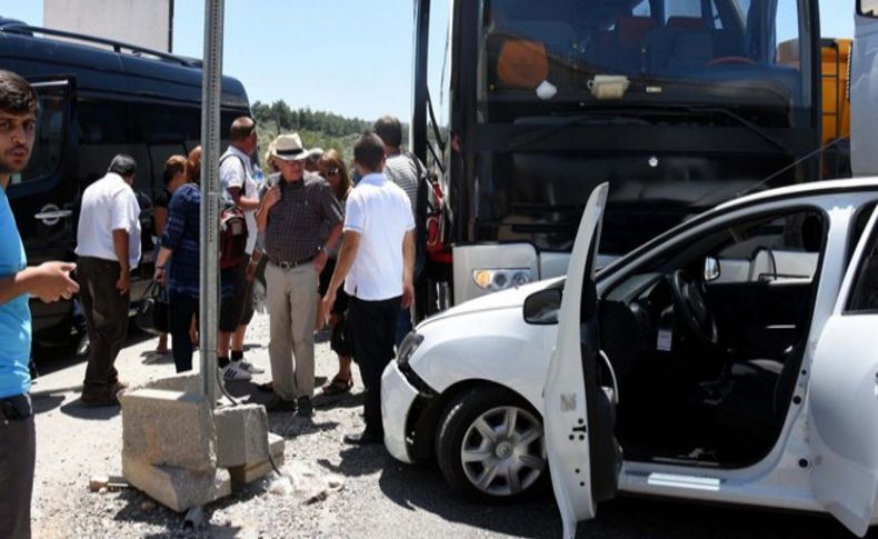 Turist otobüsü kaza yaptı; 7 yaralı