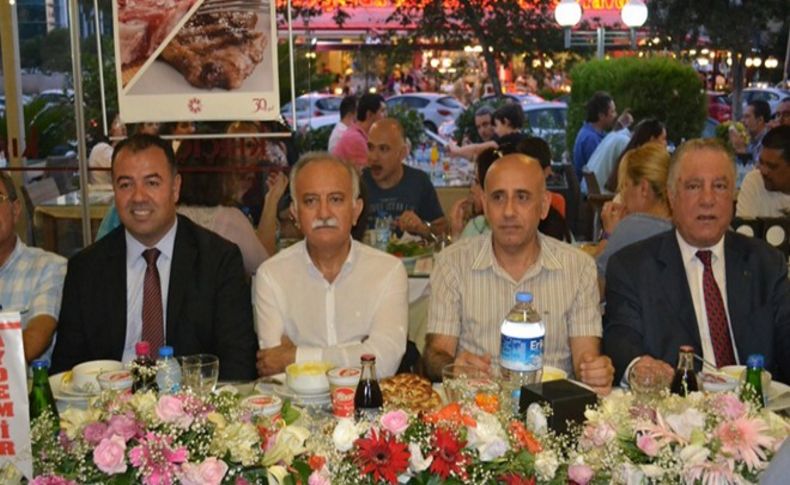 Aydemir'den dostlarına iftar yemeği