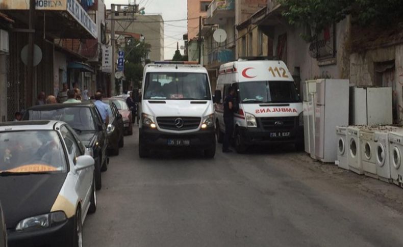 Kendini balkon demirine astı