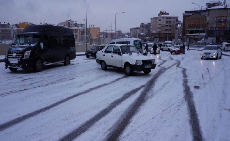 Kar, Erzurum'da trafik kazalarına sebep oldu