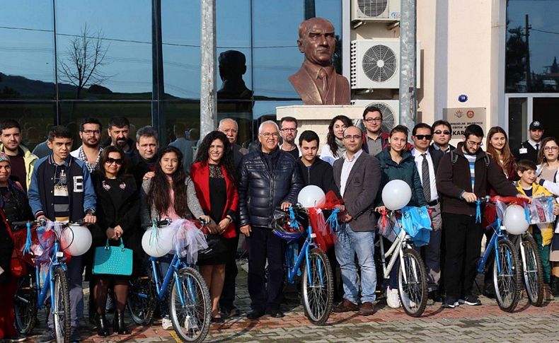 Karabağlar'da başarılı öğrencilere ödül