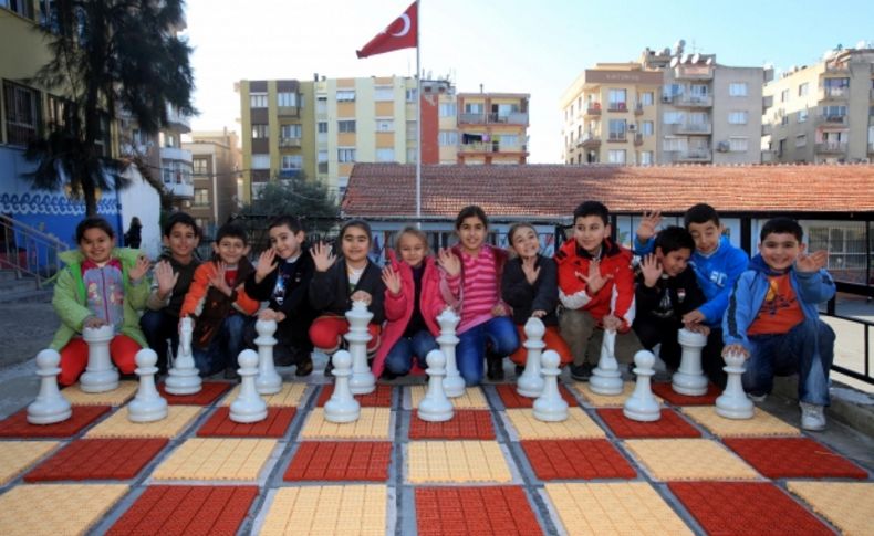 Karabağlar'da öğrencilere bahçe satranç takımı sürprizi