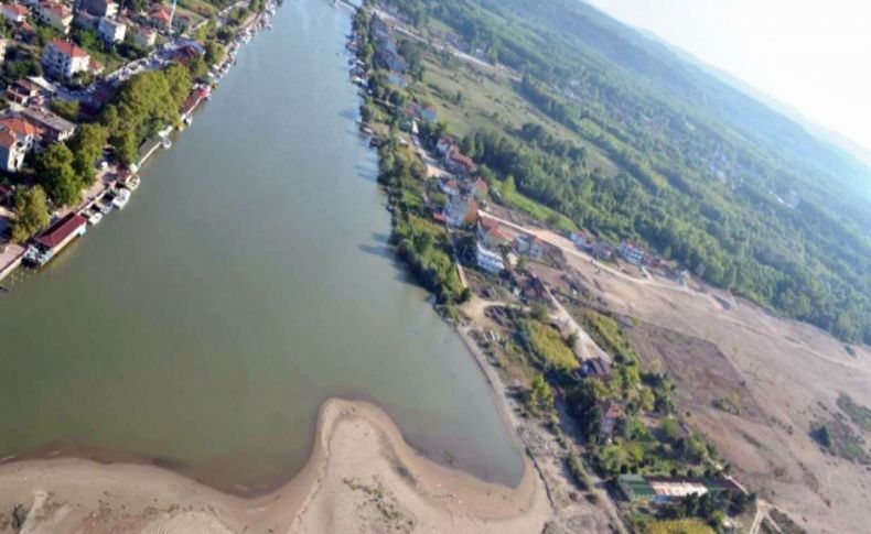 Karadeniz'de dalgaların getirdiği kum Sakarya Nehri'nin ağzını daralttı