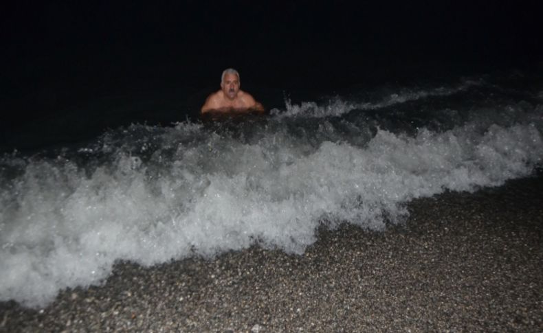 Karadeniz'de yüzerek yeni yıla girdi