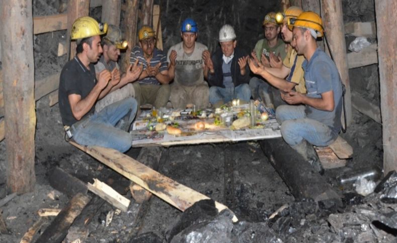 'Karaelmas' işçileri Ramazan'ın ilk sahurunu yerin altında yaptı