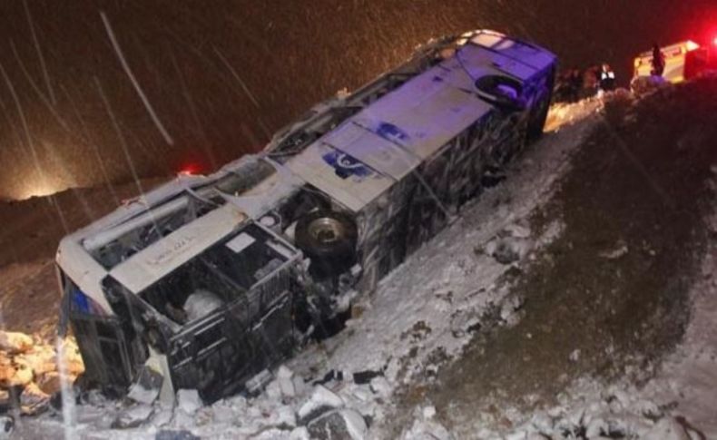 Karlı yolda kayan otobüs şarampole devrildi: 32 yaralı