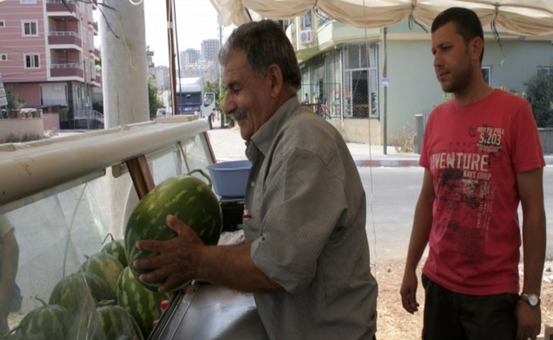 Karpuzları buzdolabına koydu satışları patladı