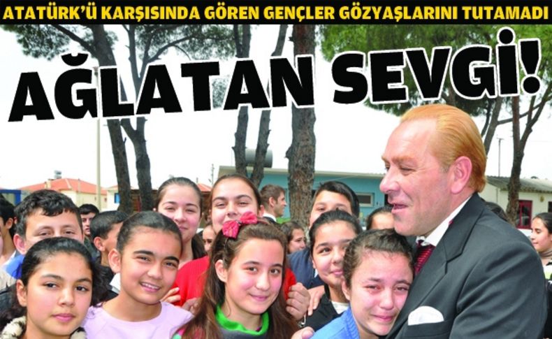 Karşılarında 'Atatürk'ü gören öğrenciler şaşırdı