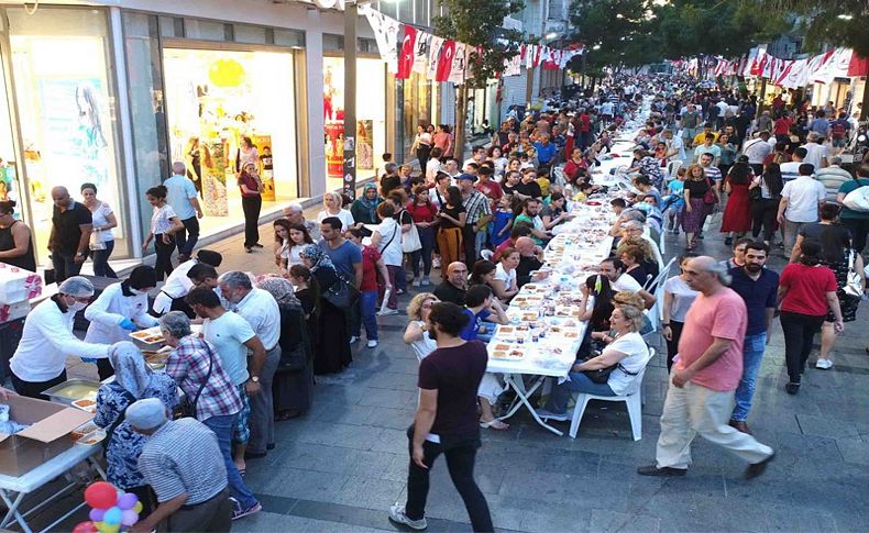 Karşıyaka Çarşı’da 6 bin kişilik iftar