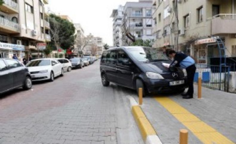 Karşıyaka'da engelli yolunu kapatana ceza!