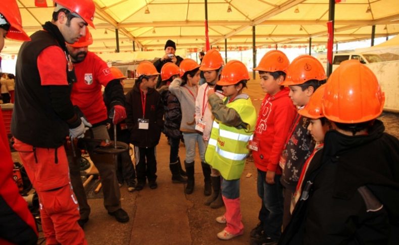 Karşıyakalı miniklere uygulamalı afet tatbikatı