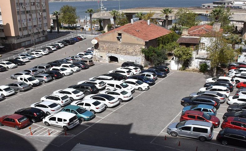 Kasırga otoparkları doldurdu