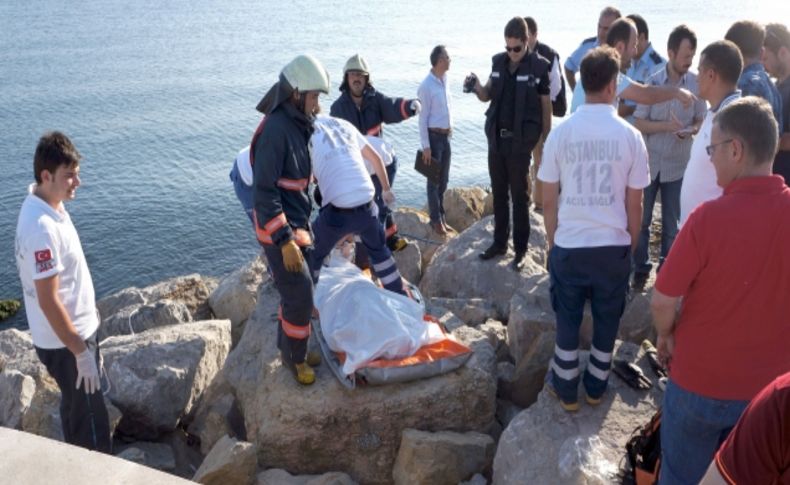 Kayalıklara sıkışan cesedi itfaiye çıkardı (Özel)