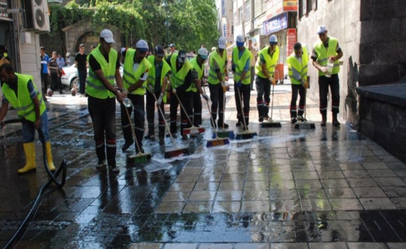 Kayseri’de cadde ve sokaklar deterjanlı suyla yıkanıyor