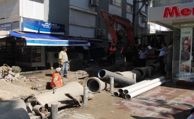 İzmir'in göbeğinde kepçe doğalgaz borusunu deldi