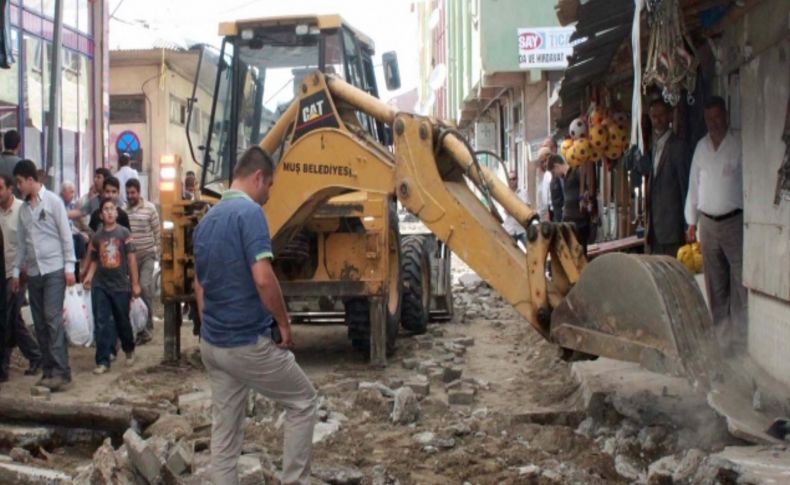 Kilitli parke taşı döşeme çalışmaları devam ediyor