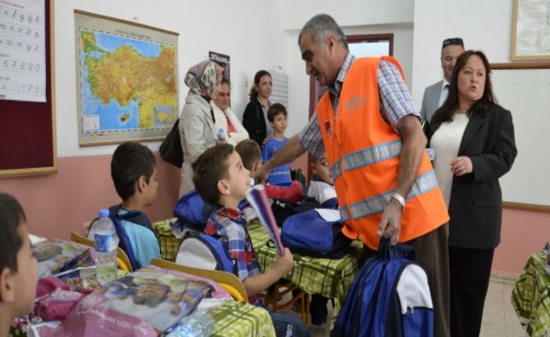 Kimse Yok Mu Derneği öğrencilere kırtasiye malzemesi dağıttı