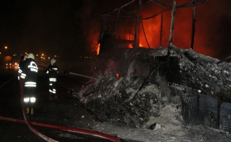 Kimyasal madde yüklü TIR alev alev yandı