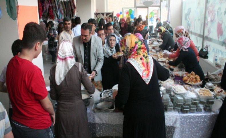 Kınalı Eller Derneği'nden kız öğrenciler yararına kermes